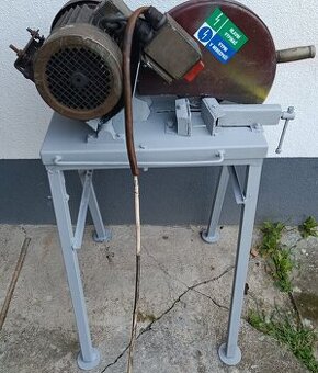 Rozbrušovací pila se stojankem a kotoučem