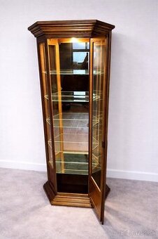 Presklená vitrina z masívu