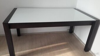 drevený stol so sklom