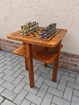 Šachový stolík s kovovým šachom