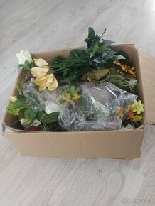 Krabica plastových kvetov