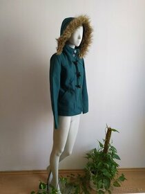 Tmavozelená bunda s kapucňou