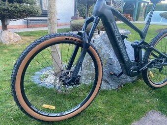 Horský celoodpružený elektrobicykel
