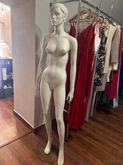 NA PREDAJ: 2 ks dámske figuríny – busty na spoločenské šaty