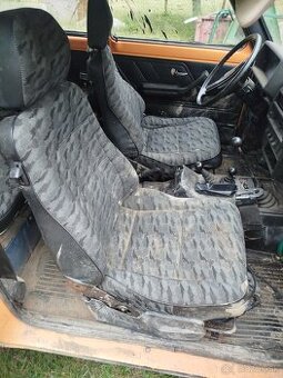 Lada Niva sedačky