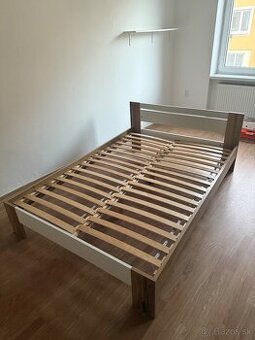 🛏️ Posteľ s lamelovým roštom – biela s drevom