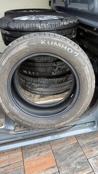 Predám 4 letné gumy Kumho 215/60 R17 C