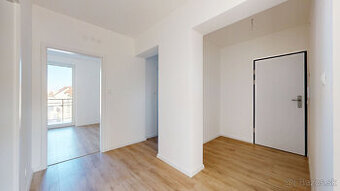 POLIANKY / Priestranný 3-izbový byt s loggiou a kuchynskou l