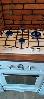 Vstavaná elektrická rúra a plynová platňa