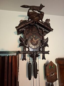 Predám funkčné starožitné kukučkové hodiny s líškou drevorez
