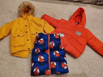 Chlapčenské kabáty a cesta