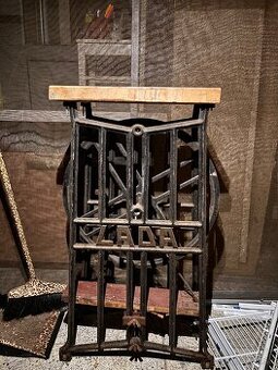 Liatinovy podstavec zo starého šijacieho stroja LAD