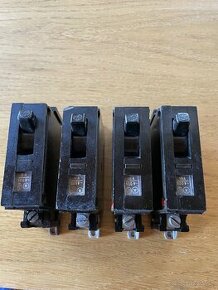 Ističe staré, bakelitové, radové svorky, iné elektro retro