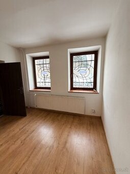 Komerčný priestor na Jarkovej, vstup z ulice