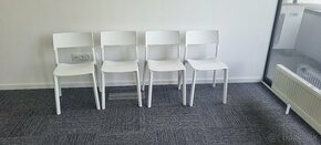 biele stoličky