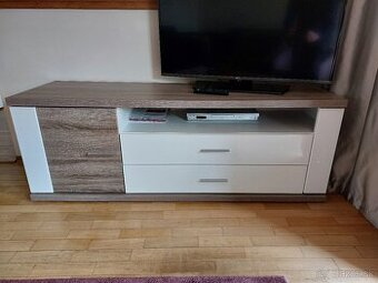 Stolík pod TV