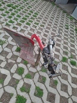 Orebny pluh s nastavovacim telesom agzat