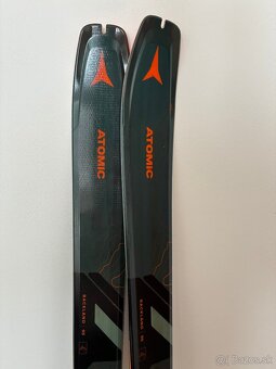 Atomic Backland 95 Skialpy + pásy + palice Grivel