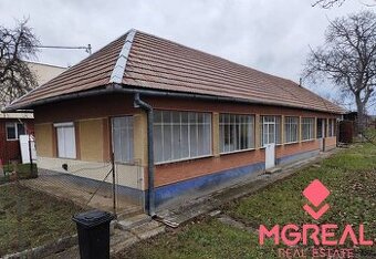 Na predaj rodinný vidiecky dom a stavebný pozemok v Jasovej