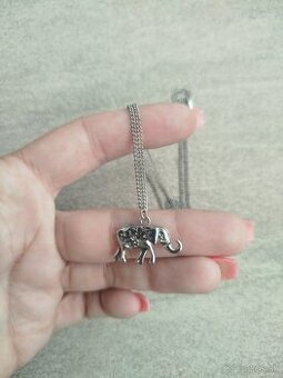 Náhrdelník s príveskom slona