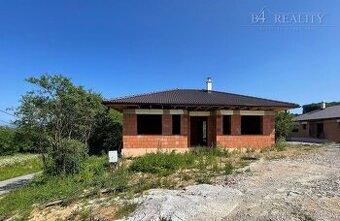 Rozostavaný tehlový RD, pozemok 600 m2, Trenčianske Jastrabi