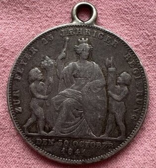 Mince strieborné - dobové prívesky