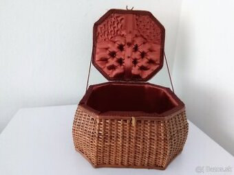 Starý košík na šití