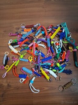 Kľúčenky a naramky.