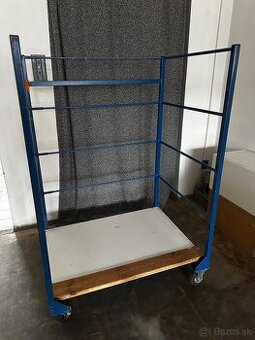 Kovový vozík