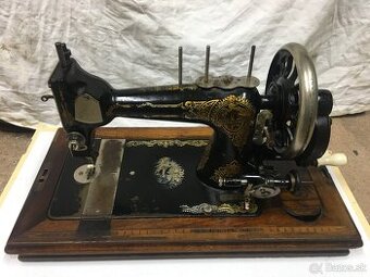 Starožitný šijací stroj BERA na kľuku s originálnym kufrom