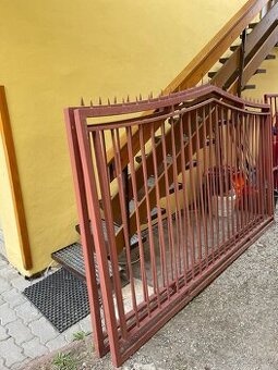 Predam lacno novu zeleznu dvojkridlovu branu