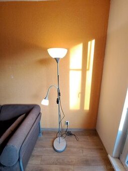 Stojaca dvoj lampa