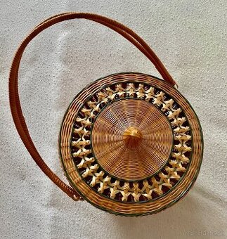 Veľkonočný uzatvárateľný prútený košik