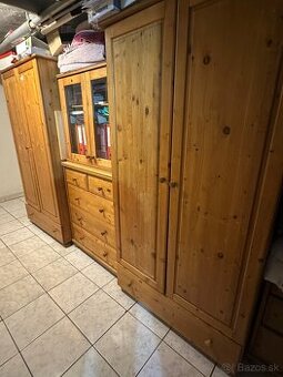 Drevená skriňa a komody