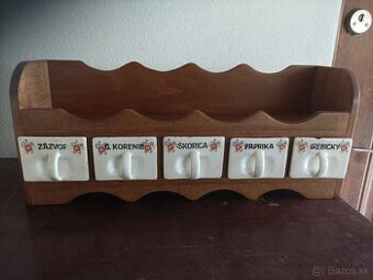 Starožitné koreničky v drevenej poličke