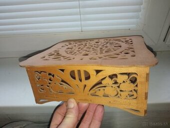 vyrezávaná drevená škatuľa
