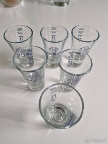 Rozne pohare a kavova suprava