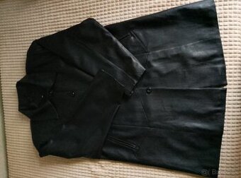 Dámsky koženkový kabát.