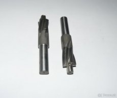 ZÁHLUBNÍK 18x8,5 S VÁLC. STOPKOU A VOD.ČEPEM HSS, ČR (NOVÝ)