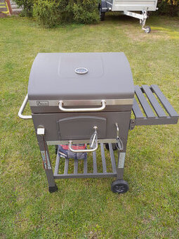 Zahradny grill na drevene uhlie
