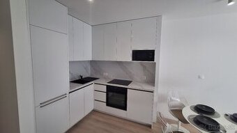Luxusný 2 izb. byt v centre mesta s parkovacím miestom