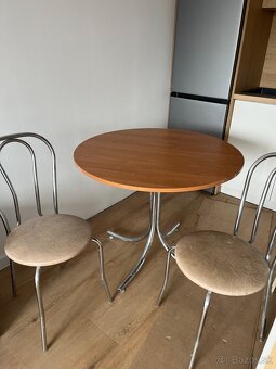 Jedálenský stôl so stoličkami