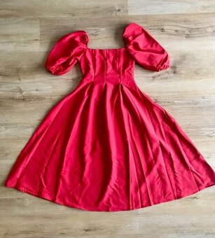 Červené midi šaty