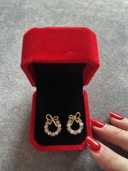 Uplne nove nausnicky maslickove V cervenej krabicke