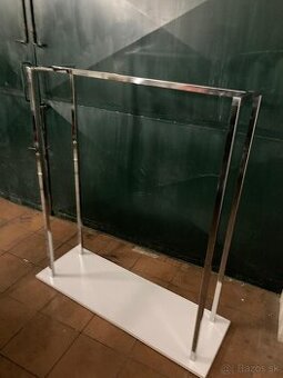 Stojan na oblečenie