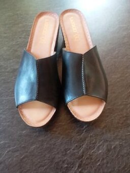 LASOCKI, čierne kožené šľapky, veľ. 41, stielka-26cm