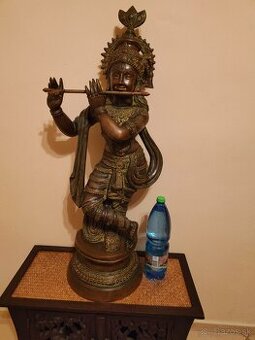 Veľká Socha pána Krišnu zeleno hnedá