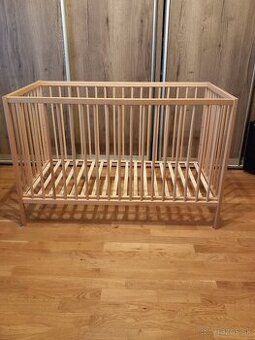 Drevená detská postieľka