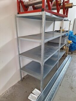 Plechovy regal montaz