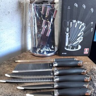 Sada nožov so stojanom